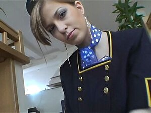 Tauche ein in die verführerische Welt einer frechen Stewardess in