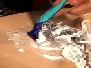 Asiatische Babes halten die Schlampe fest, damit sie ihre Muschi