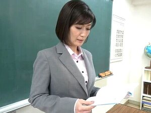 Yumiko Mitsuse, eine verheiratete Lehrerin, die in einem