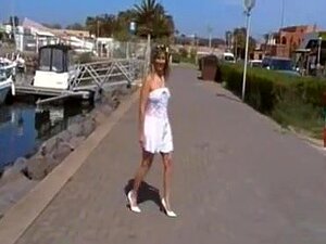 Cap Dagde Ausstellung, Cap dAgde Ausstellungsvideo. Amateurfrau geht