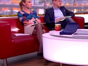 Pitkä jalkainen tv-isäntä ebony letku ja korkokengät 1