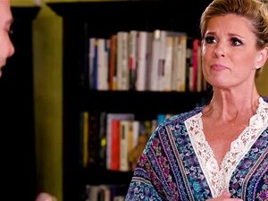 Unbedeckte MILF-Lehrerin muss einem Typen eine Nuru-Massage geben, um