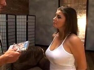 Une mignonne brune aux cheveux légaux se fait baiser un gros chibre