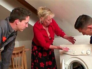 Blonde Oma mit großen Titten reitet und bläst gleichzeitig