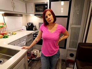 Mama nimmt die Jungfräulichkeit ihres Stiefsohns - Erweiterte