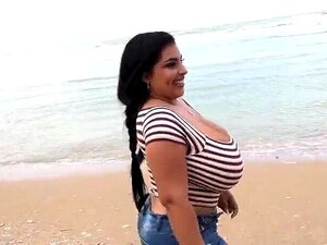 Dominikanische Isabela zeigt ihre großen Titten auf der Straße und