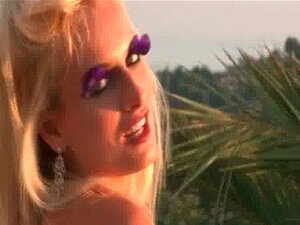 Versaute blonde Schlampe mit einem geilen Arsch geht