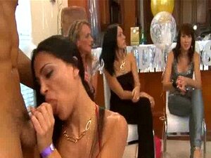 28 Party-Girls ficken im Club mit Strippern 22