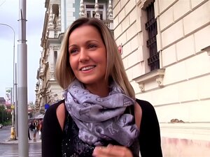 Busige abgeholte Euro wird draußen für Geld gefickt. Busige