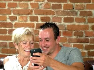 Oma bekommt Gesicht vollgespritzt