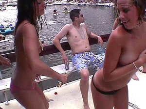 tanzende Piratennutten nackt in der Öffentlichkeit. tanzende