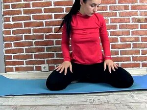 Di Devi zieht sich nackt aus und masturbiert auf ihrer Matte