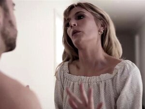 Geile MILF macht bei einem heißen Dreier mit Stiefsohn und Freundin