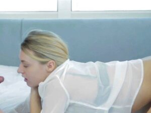 Sinnliche Babe verwöhnt glücklichen Typen oral