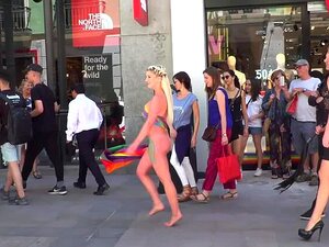 Die vollbusige Blondine Sienna Day wird auf dreckigen öffentlichen