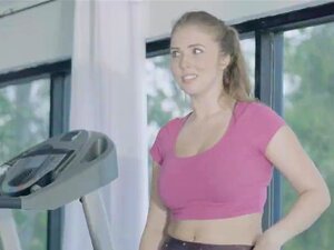 Sexy MILF Alexis hat Sex mit Lena Paul nach dem Workout