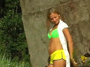 Kerel die haar kut scheert Linda wordt naakt op het strand