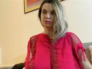 Süße Kitty in rotem Spiel hüpft mit ihren riesigen natürlichen