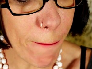 Reife, dünne Nerd-Stiefmutter mit sehr hungriger Fotze