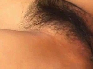 Asain-Amateurin wird in ihre behaarte japanische Muschi gefickt,