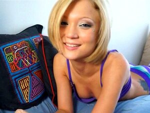 Dünne süße Freundin hat zum ersten Mal Analsex aufgenommen. Dünne