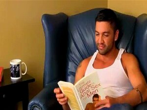 Sexy mannen, zijn keel zit vol met onbesneden lul, zijn