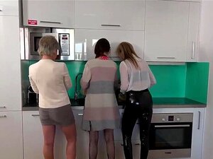 Schau zu, wie die Stieffamilie heiß wird, während sie jetzt spannt!