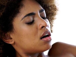 Snygg afro svart sperma sprutas. Snygg afro svart blöt i sperma under