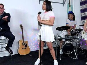 K-Pop-Schlampen teilen sich einen harten weißen Schwanz