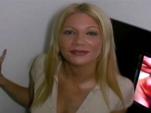Gloryhole hoe montre ses gros nichons
