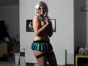 Superbe nana avec de gros seins fait du lapdance