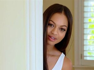 Geile Süße Karissa Kane wird beim Masturbieren erwischt und macht