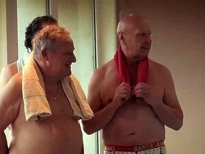 Söpö gang bang vanhojen miesten kanssa, hän päätyy nielemään