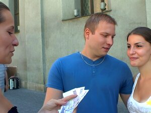 TSCHECHISCHE PAARE frisches Paar nimmt Geld für einen öffentlichen