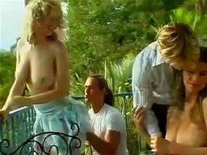 Zwei vollbusige Weiber ficken gut und bekommen eine Gesichtsbesamung.