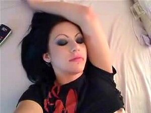 Gothic-Brünette wird von ihrem Freund hart rangenommen, süße kleine