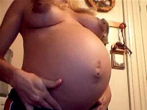 Schwangere Blondine wichst große Brustwarzen