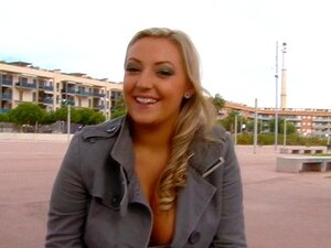 Chatte chaude avec sexe en levrette. Une jolie nana se fait plaisir sa