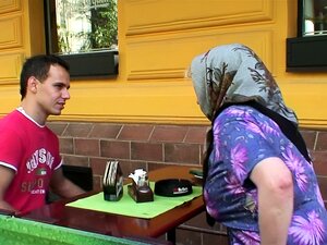 80 Jahre alte Oma reitet ihn