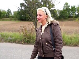 Süße hält das Auto an und fickt ihren Typen