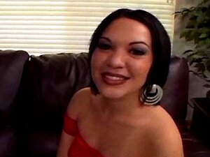 Rosario Stone liebt es, ihren Arsch zu zeigen