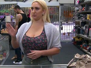 Blonde Hure mit großem Arsch wird vom Bauernkerl durchgefickt, um