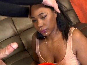 Schwarzes Ghetto-Müll Ashan Miller wird von einem weißen Typen ins