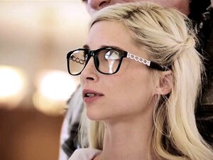 Perverse kleine Süße will Gruppensex und hat es genossen. Die