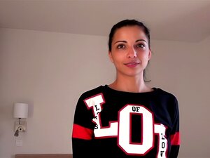 Die 18-jährige Vanessa hat ihr erstes Pornocasting gemacht