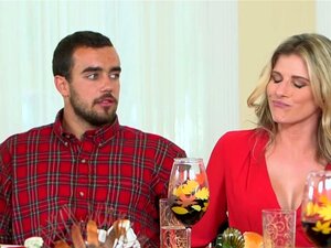 Ervaar de ultieme trio met de sexy milf Cory Chase. Kijk hoe ze haar
