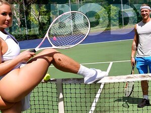 Mellanie liebt es Tennis zu spielen, aber noch mehr liebt sie es