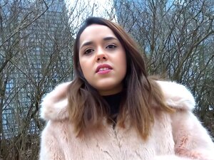 Hete kont brunette amateur babe neemt geld van een publieke agent en