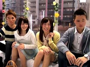 Zwei verführerische orientalische Schlampen werden zusammen in der