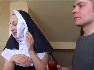 Nonne Irina mit zwei Kerlen